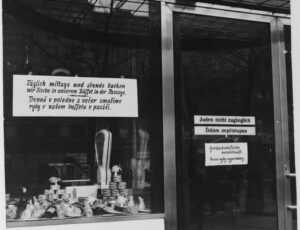 A sign banning Jews from entering the fish store. Bilingual sign Juden nicht zugänglich! Jews not allowed! (source: http://collections.jewishmuseum.cz)