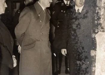 Werner Kudlich provází Adolfa Hitlera libereckým muzeem, říjen 1938