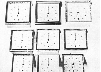 Nástěnné hodiny ve skladu Treuhandstelle (zdroj: http://collections.jewishmuseum.cz)