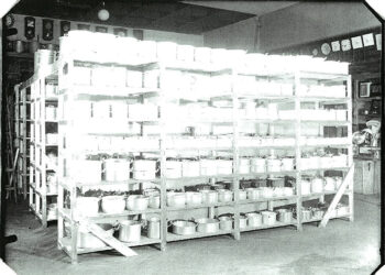 Zabavené kuchyňské potřeby ve skladu Treuhandstelle (zdroj: http://collections.jewishmuseum.cz)