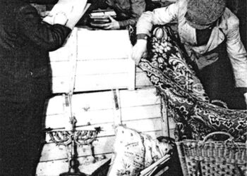 Třídění zabavených předmětů ve skladu Treuhandstelle (zdroj: http://collections.jewishmuseum.cz)