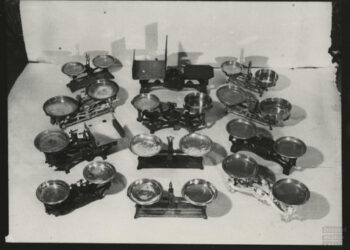 Zabavené kuchyňské váhy ve skladu Treuhandstelle (zdroj: http://collections.jewishmuseum.cz)