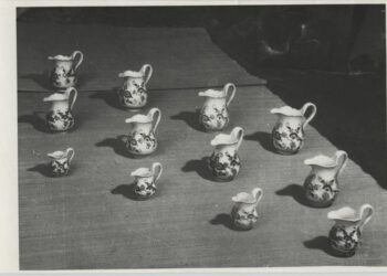 Malované džbánky ve skladu Treuhandstelle (zdroj: http://collections.jewishmuseum.cz)