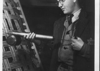 Zaměstnanec Treuhandstelle provádí desinfekci zabaveného nábytku (zdroj: http://collections.jewishmuseum.cz)