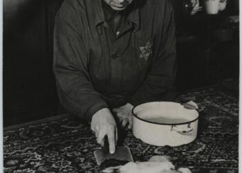 Čištění zabavených koberců (zdroj: http://collections.jewishmuseum.cz)