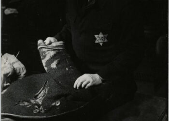 Kontrola zabaveného oblečení (zdroj: http://collections.jewishmuseum.cz)