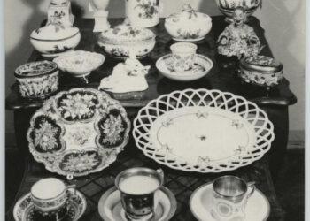 Nádobí (malovaný porcelán) ve skladu Treuhandstelle (zdroj: http://collections.jewishmuseum.cz)