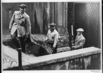 Odnášení kultovních předmětů bočním vchodem ze Španělské synagogy (zdroj: http://collections.jewishmuseum.cz)