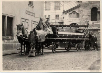 Povoz s nábytkem ze synagogy před Starým židovským hřbitovem, vpravo Obřadní síň, vlevo Klausová synagoga (zdroj: http://collections.jewishmuseum.cz)