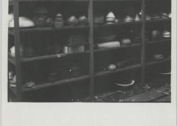 Regály se skleněnými stínítky ve skladu Treuhandstelle (zdroj: http://collections.jewishmuseum.cz)