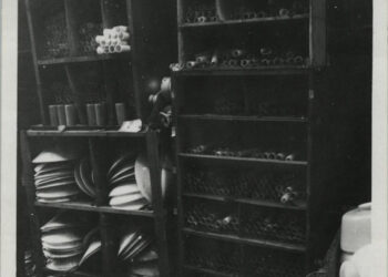 Rozebrané lampy ve skladu Treuhandstelle, údajně v Karlíně (zdroj: http://collections.jewishmuseum.cz)