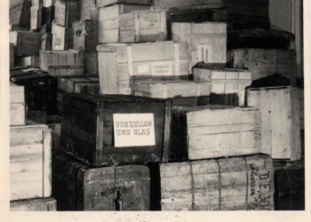 Sklad v Maiselově synagoze - bedny s porcelánem a sklem (zdroj: http://collections.jewishmuseum.cz)