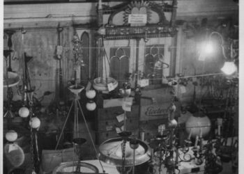 Sklad zabaveného židovského majetku v karlínské synagoze - lustry, svítidla (zdroj: http://collections.jewishmuseum.cz)