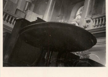 Sklad zabaveného židovského majetku ve Vinohradské synagoze. (zdroj: http://collections.jewishmuseum.cz)