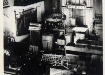 Sklad zabaveného židovského majetku ve Španělské synagoze (zdroj: http://collections.jewishmuseum.cz)