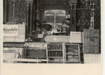 Sklad zabaveného židovského majetku ve Španělské synagoze (zdroj: http://collections.jewishmuseum.cz)