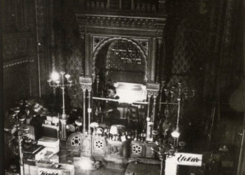 Sklad zabaveného židovského majetku ve Španělské synagoze. Pohled z galerie (zdroj: http://collections.jewishmuseum.cz)