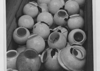 Skleněné koule na lampy uložené ve skladu Treuhandstelle (zdroj: http://collections.jewishmuseum.cz)