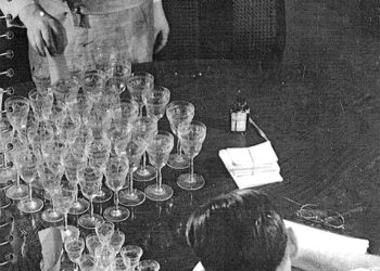 Zaměstnanci Treuhandstelle se zabavenými sklenicemi (zdroj: archiv Yad Vashem)