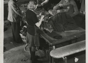 Skupinka lidí při práci v textilní dílně (zdroj: http://collections.jewishmuseum.cz)