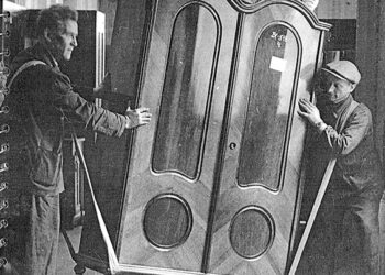 Stěhování skříně ze zabaveného bytu do skladu Treuhandstelle (zdroj: archiv Yad Vashem)