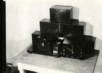 Stolní hodiny ve skladu Treuhandstelle (zdroj: http://collections.jewishmuseum.cz)