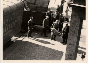 Stěhovací vozy před Španělskou synagogou (zdroj: http://collections.jewishmuseum.cz)