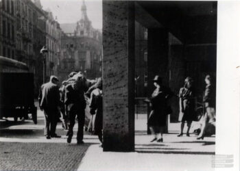 Stěhování zabaveného židovského majetku do skladu ve Španělské synagoze (zdroj: http://collections.jewishmuseum.cz)