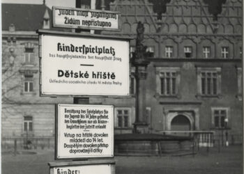 Tabule zakazující Židům vstup na dětské hřiště na Karlově náměstí v Praze s nápisem Juden nicht zugänglich! Židům nepřístupno! (zdroj: http://collections.jewishmuseum.cz)