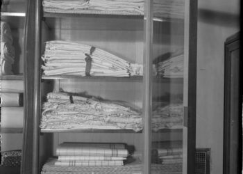 Zabavený textil ve skladu Treuhandstelle (zdroj: http://collections.jewishmuseum.cz)