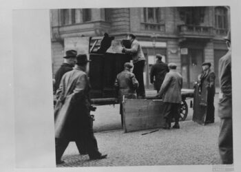 Vystěhovávání synagogálního nábytku ze Španělské synagogy (zdroj: http://collections.jewishmuseum.cz)