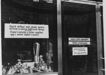 Vývěska se zákazem vstupu Židům do obchodu s rybami. Dvojjazyčný nápis Juden nicht zugänglich! Židům nepřístupno! (zdroj: http://collections.jewishmuseum.cz)