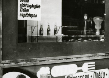 Vývěska se zákazem vstupu Židům do restaurace (zdroj: http://collections.jewishmuseum.cz)