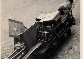 Vůz se synagogálním nábytkem před Španělskou synagogou (zdroj: http://collections.jewishmuseum.cz)