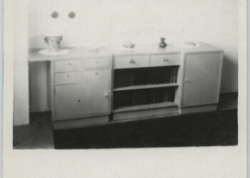 Zabavené byty židovských obyvatel. Příborník, přihrádka na knihy, obraz na zdi (zdroj: http://collections.jewishmuseum.cz)