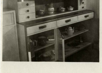 Zabavené byty židovských obyvatel. Příborník s nádobím (zdroj: http://collections.jewishmuseum.cz)