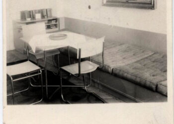 Zabavený byt židovských obyvatel. Pokoj se stolem, skříňkou a kovovou postelí (zdroj: http://collections.jewishmuseum.cz)