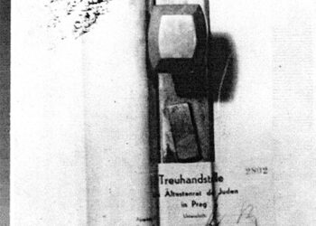 Zapečetění bytu po nástupu obyvatel do transportu (zdroj: http://collections.jewishmuseum.cz)