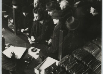 Zástup lidí u evidenčních kartoték (zdroj: http://collections.jewishmuseum.cz)