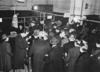 Zástup lidí u přepážky ŽNO Praha (zdroj: http://collections.jewishmuseum.cz)