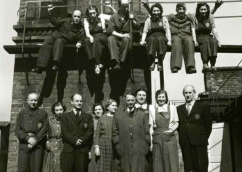 Zaměstnanci z Krásnohorské ulice ze skladu koberců (zdroj: http://collections.jewishmuseum.cz)