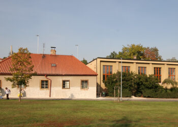 Na Hanspaulce 2/166 (sokolovna), stav k 19.10.2006 (© CDMP)