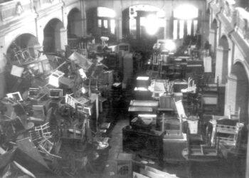 Sklad zabavených předmětů ve Vinohradské synagoze. (zdroj: archiv Yad Vashem)