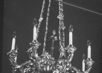 Osmiramenný kovový lustr ve skladu Treuhandstelle (zdroj: http://collections.jewishmuseum.cz